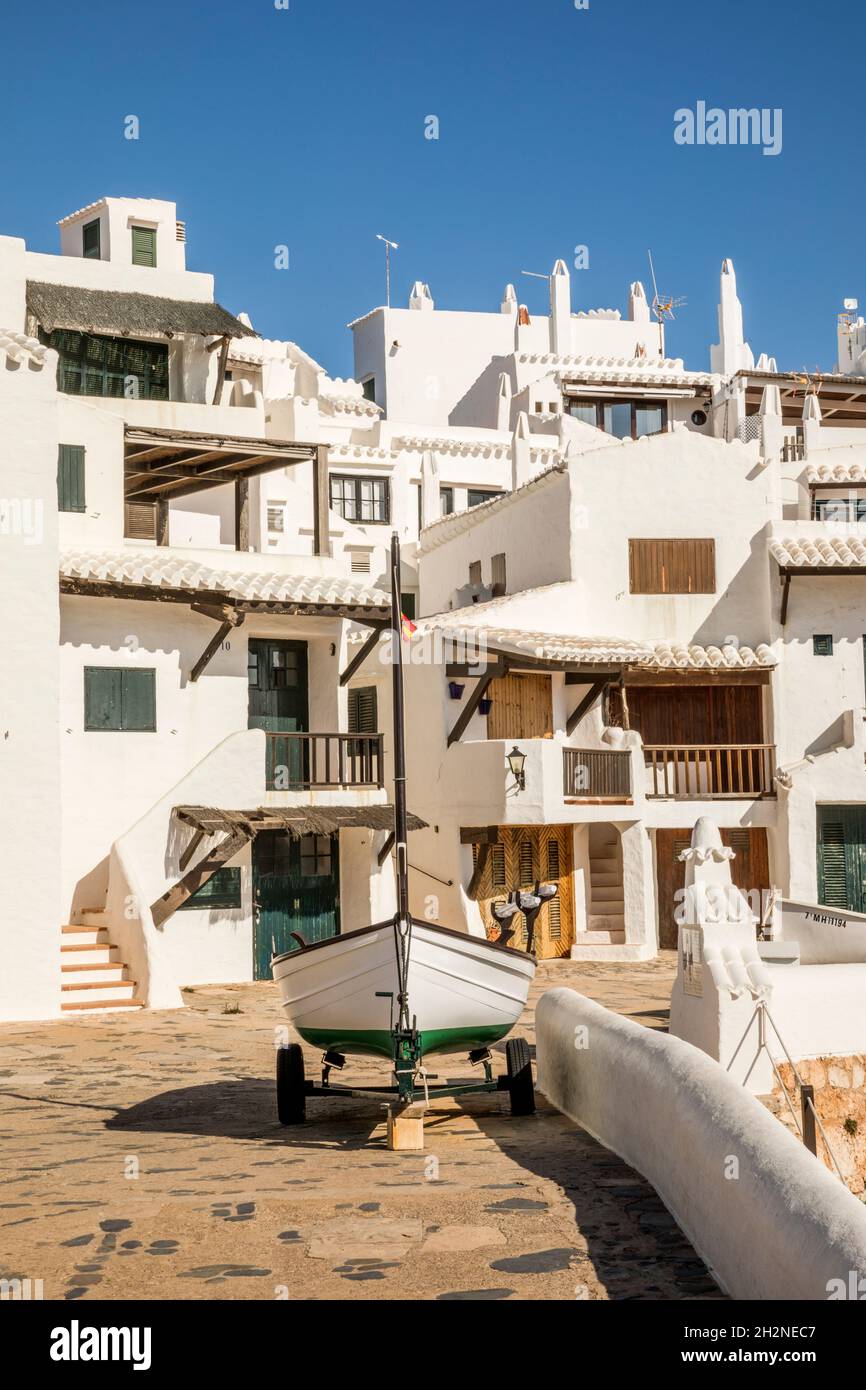 Spagna, Isole Baleari, Binibeca Vell, facciate di case cittadine dipinte di bianco Foto Stock