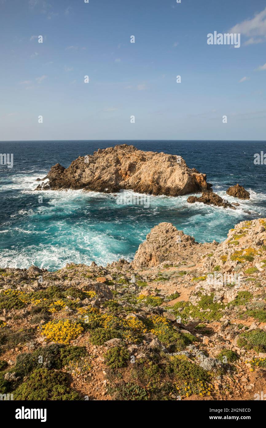 Paesaggio costiero del Mar Mediterraneo con chiara linea di orizzonte sullo sfondo Foto Stock