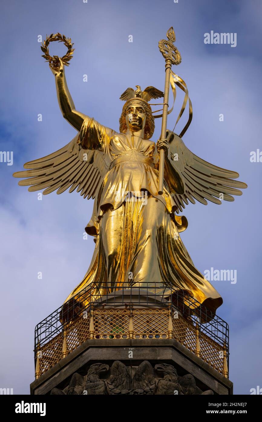 Germania, Berlino, statua color oro della dea Victoria in cima alla colonna della Vittoria Foto Stock