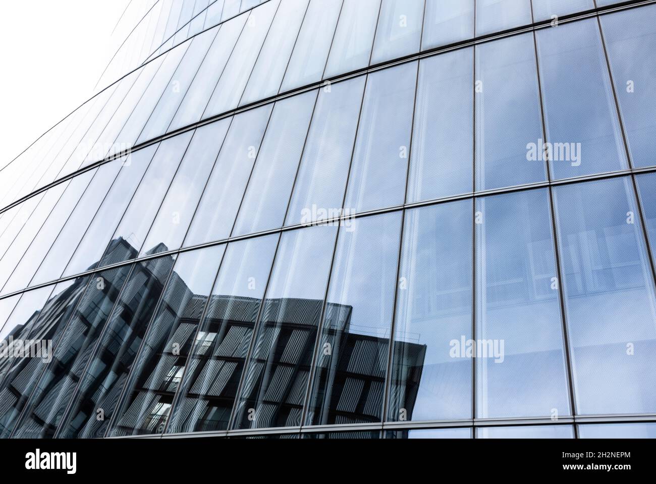 Spagna, Biscaglia, Bilbao, vista ad angolo basso della Torre Iberdrola Foto Stock