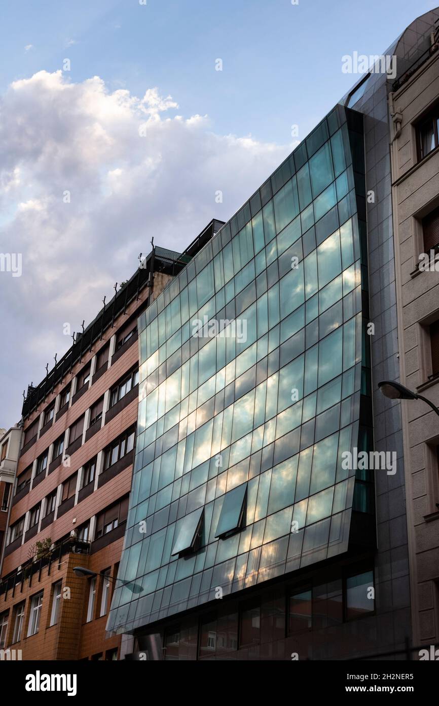 Spagna, Biscaglia, Bilbao, vista ad angolo basso della Torre Iberdrola Foto Stock