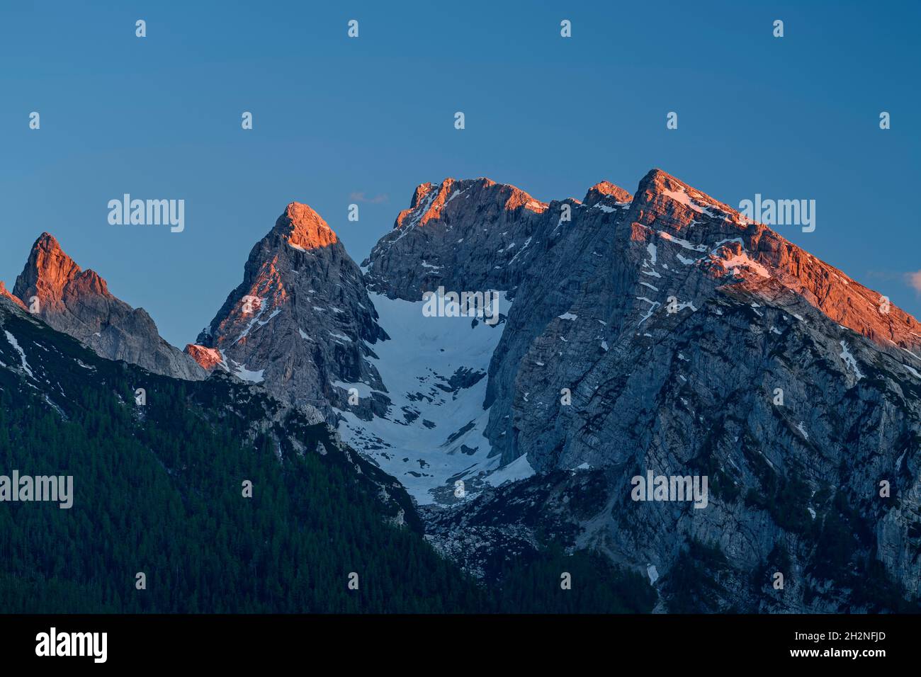 Alpi Chiemgauer contro il cielo limpido durante il tramonto Foto Stock