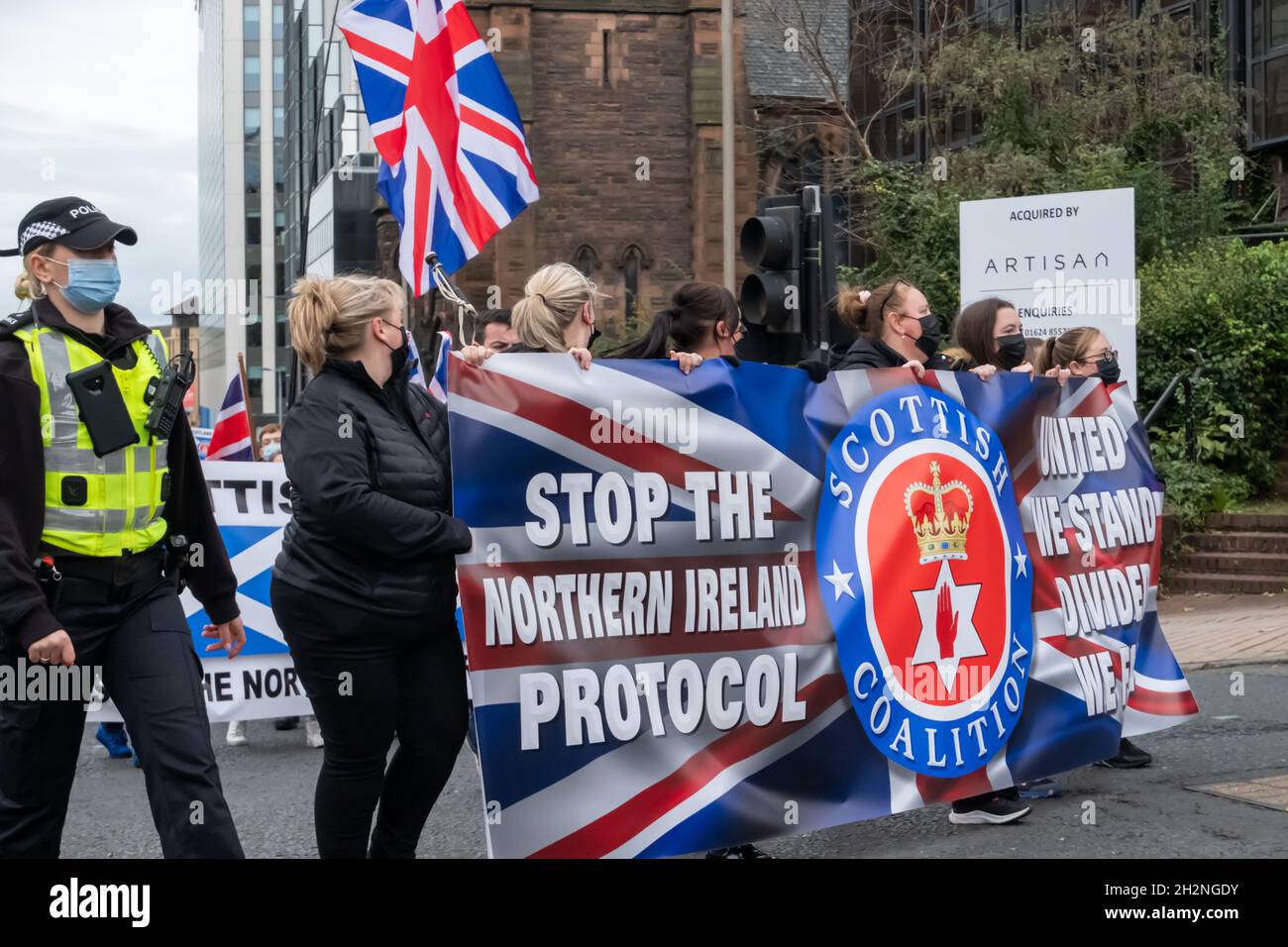 Glasgow, Scozia, Regno Unito. 23 Ottobre 2021. Gli attivisti che partecipano alla marcia della Coalizione Unionista-Loyalista attraverso le strade della città da Haugh Street a George Square per protestare contro il confine con il Mare d'Irlanda e il protocollo dell'Irlanda del Nord. Credit: SKULLY/Alamy Live News Foto Stock