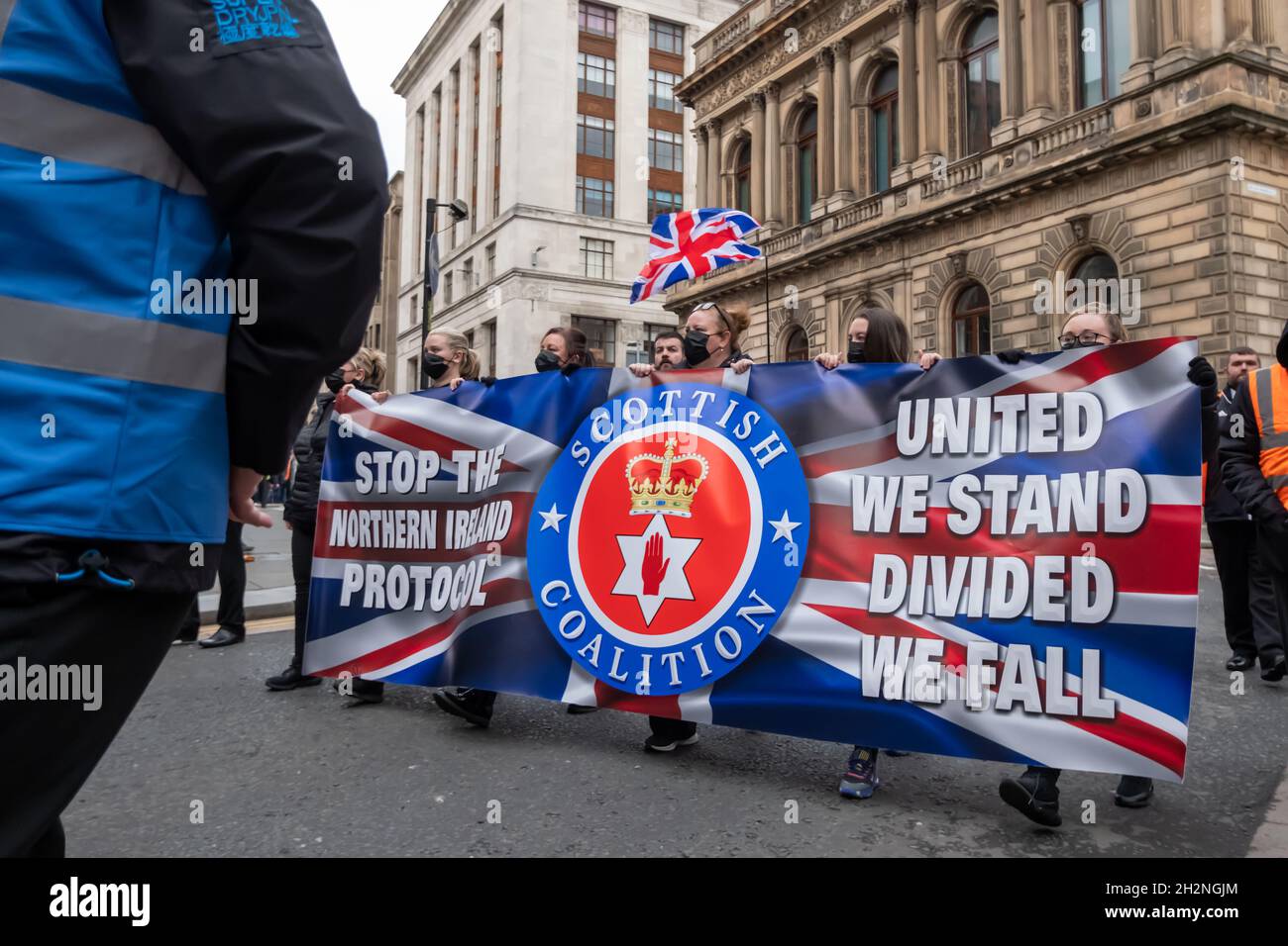 Glasgow, Scozia, Regno Unito. 23 Ottobre 2021. Gli attivisti che partecipano alla marcia della Coalizione Unionista-Loyalista attraverso le strade della città da Haugh Street a George Square per protestare contro il confine con il Mare d'Irlanda e il protocollo dell'Irlanda del Nord. Credit: SKULLY/Alamy Live News Foto Stock