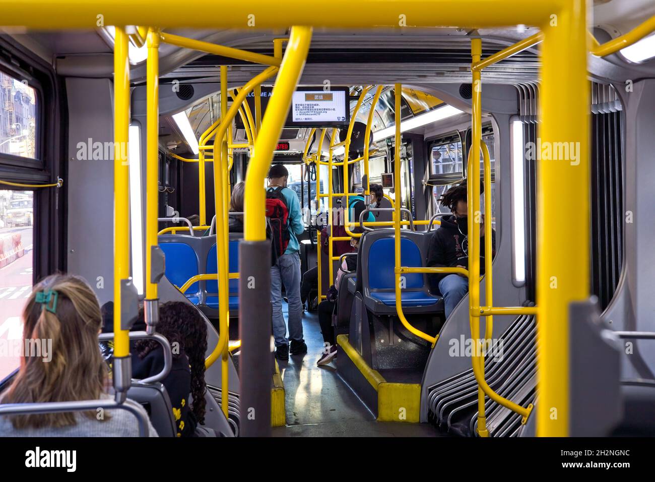 New York, NY, USA - 23 ottobre 2021: All'interno di un autobus articolato di New York City Foto Stock