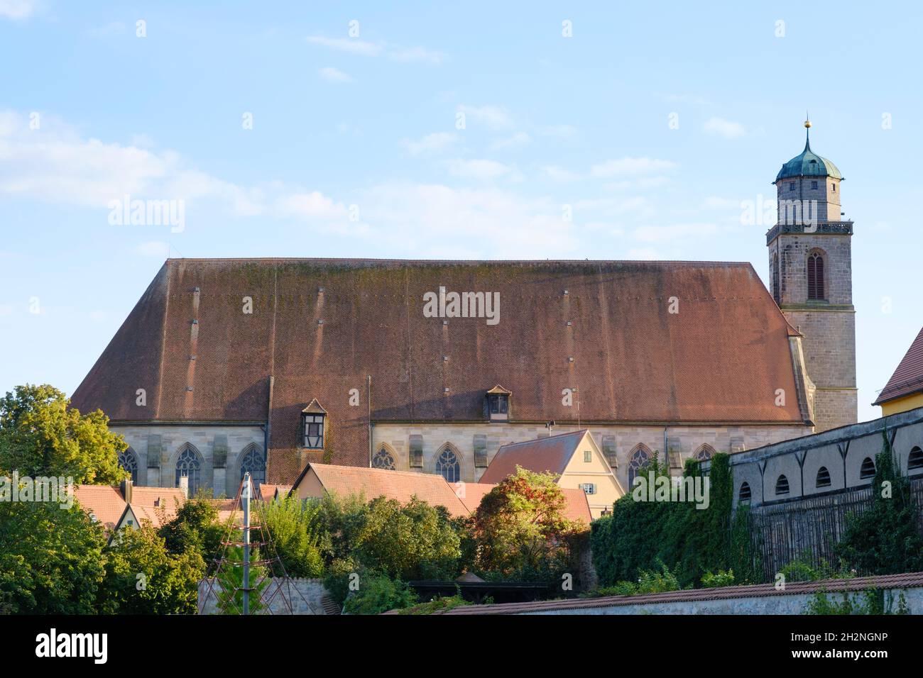 Germania, Baviera, Dinkelsbuhl, vista laterale di Minster St. Georg al tramonto Foto Stock