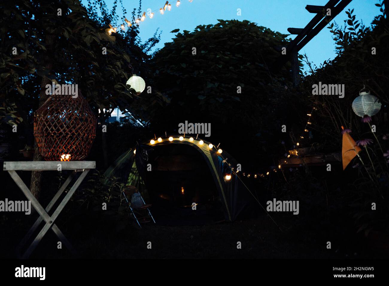 Decorazione del campeggio sul cortile durante il tramonto Foto Stock