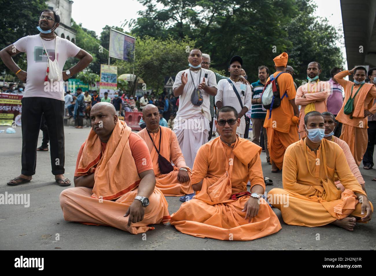 Dhaka, Bangladesh. 23 ottobre 2021. I dimostranti siedono nel mezzo della strada durante la manifestazione.il consiglio di unità cristiana buddista indù e la Società Internazionale per la coscienza di Krishna (ISKCON) hanno organizzato una manifestazione a Dhaka contro la recente violenza religiosa contro la comunità indù in Bangladesh. Credit: SOPA Images Limited/Alamy Live News Foto Stock