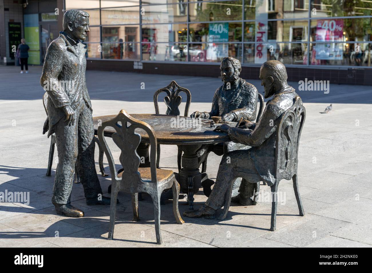 Lodz, Polonia - 9 settembre 2021: Scultura grafica di gruppo di persone seduti a un tavolo nel centro storico di Lodz Foto Stock