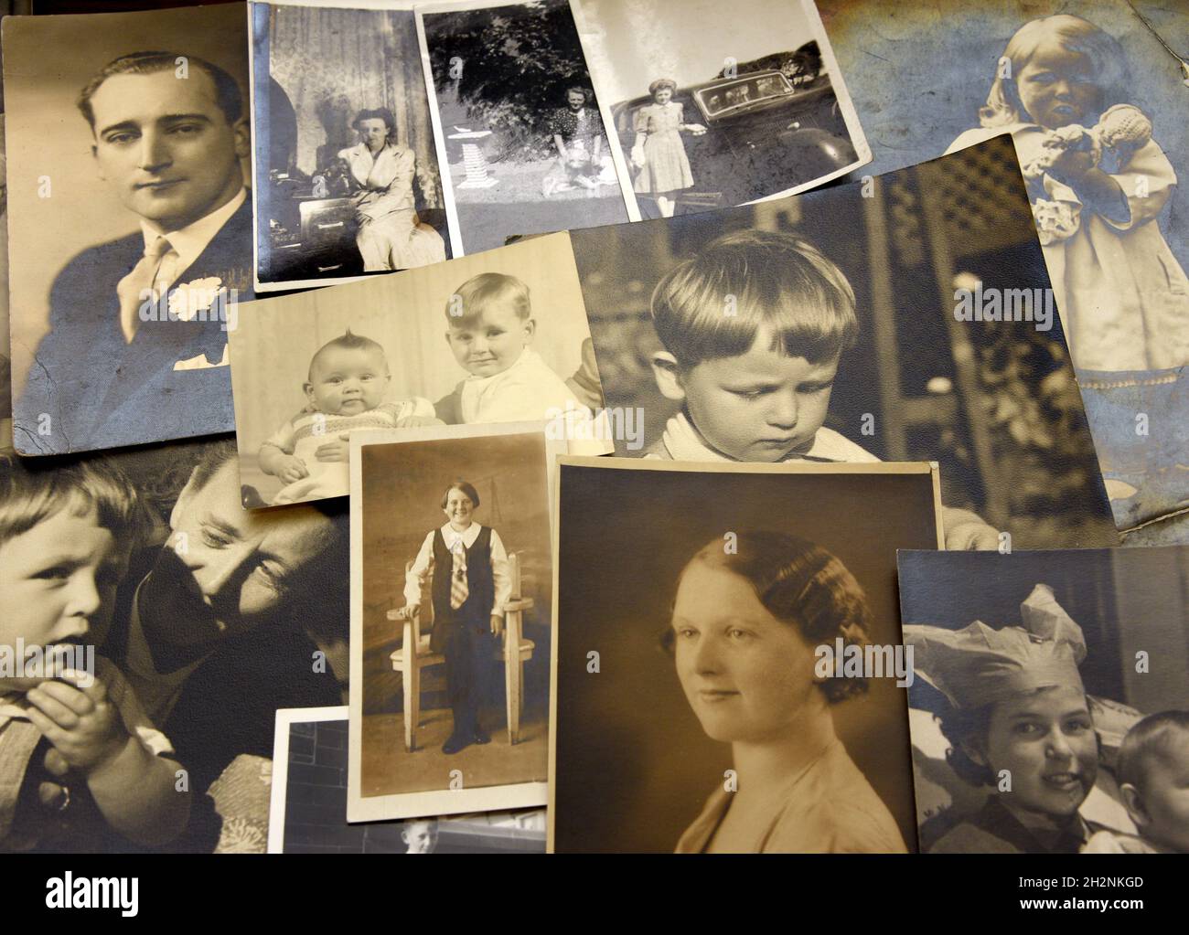 Una collezione di vecchie stampe fotografiche in bianco e nero d'epoca. Tema retrò. Foto Stock