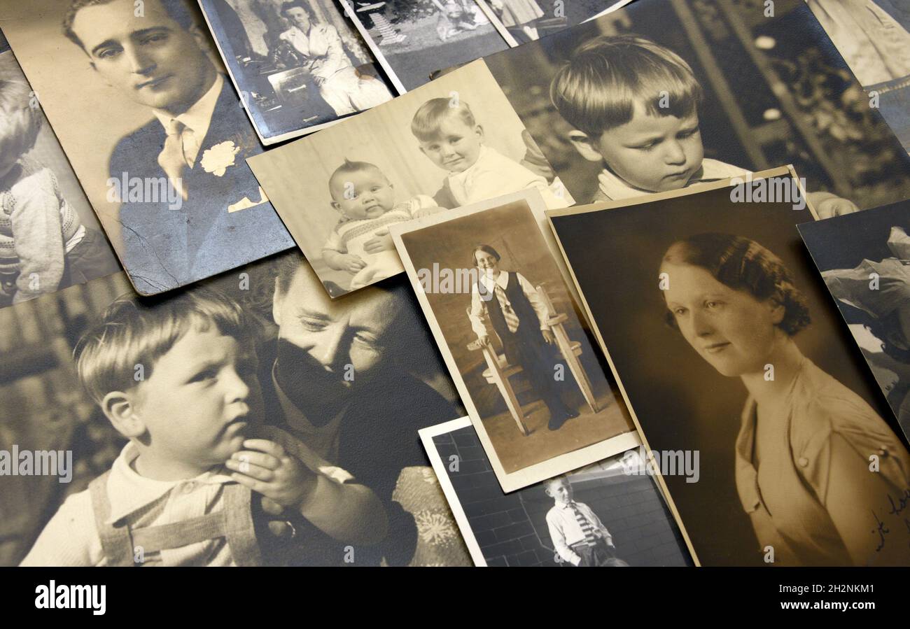 Una collezione di vecchie stampe fotografiche in bianco e nero d'epoca. Tema retrò. Foto Stock