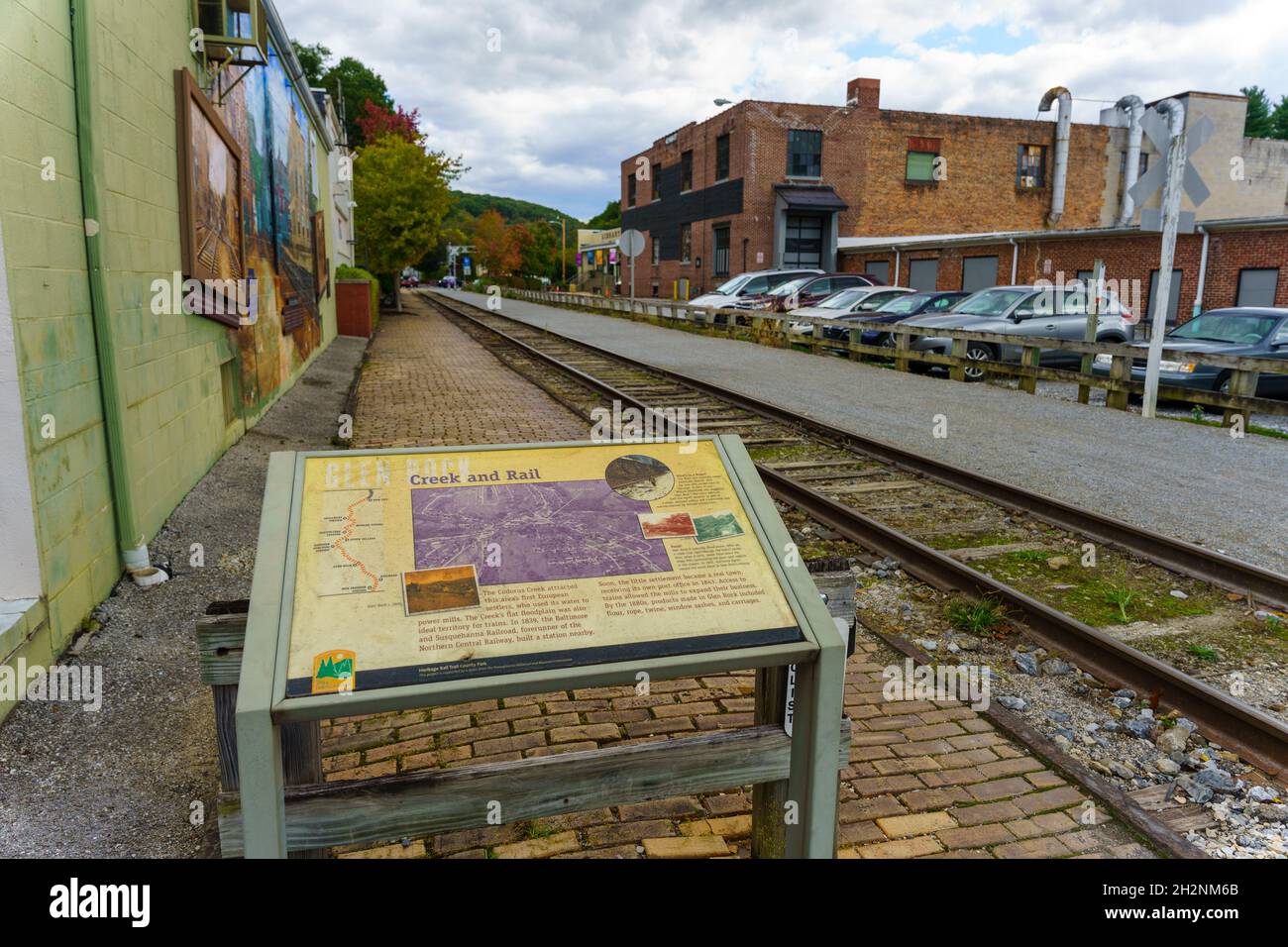 Glen Rock, Pennsylvania, USA - 17 ottobre 2021: Un indicatore storico lungo il sistema del parco York County Heritage Rail Trail nel centro città. Foto Stock