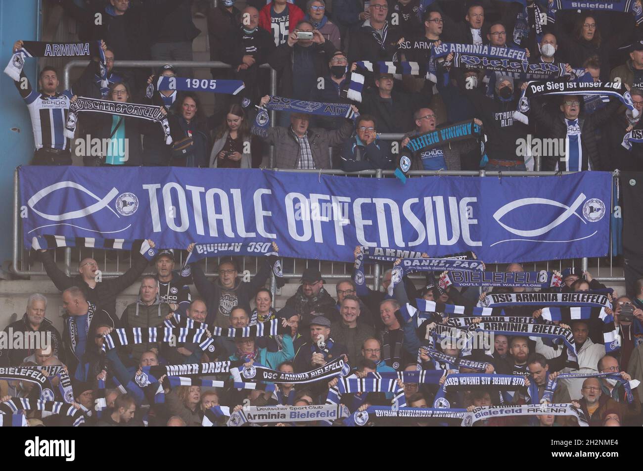 Bielefeld, Germania. 23 ottobre 2021. Calcio: Bundesliga, Arminia Bielefeld - Borussia Dortmund, giorno 9 della partita all'Arena Schüco. "Offesa totale" è ciò che i fan di Bielefeld vogliono. Credit: Friso Gentsch/dpa - NOTA IMPORTANTE: In conformità con le norme del DFL Deutsche Fußball Liga e/o del DFB Deutscher Fußball-Bund, è vietato utilizzare o utilizzare fotografie scattate nello stadio e/o del match sotto forma di immagini di sequenza e/o serie di foto video-simili./dpa/Alamy Live News Foto Stock