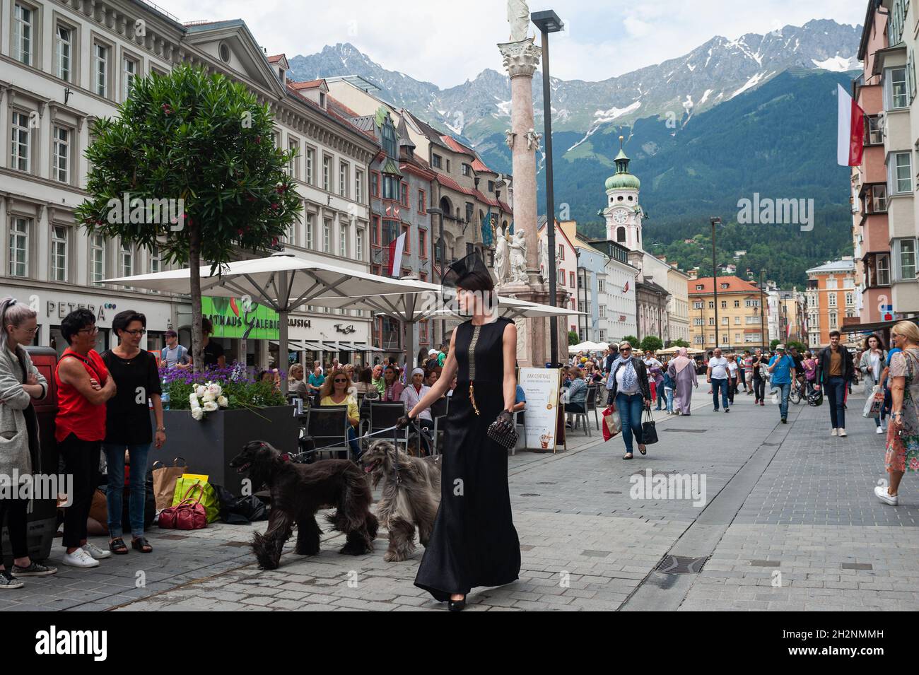 22.06.2019, Innsbruck, Tirolo, Austria, Europa - la gente cammina lungo la zona pedonale di Maria-Theresien-Strasse nel centro della città vecchia. Foto Stock