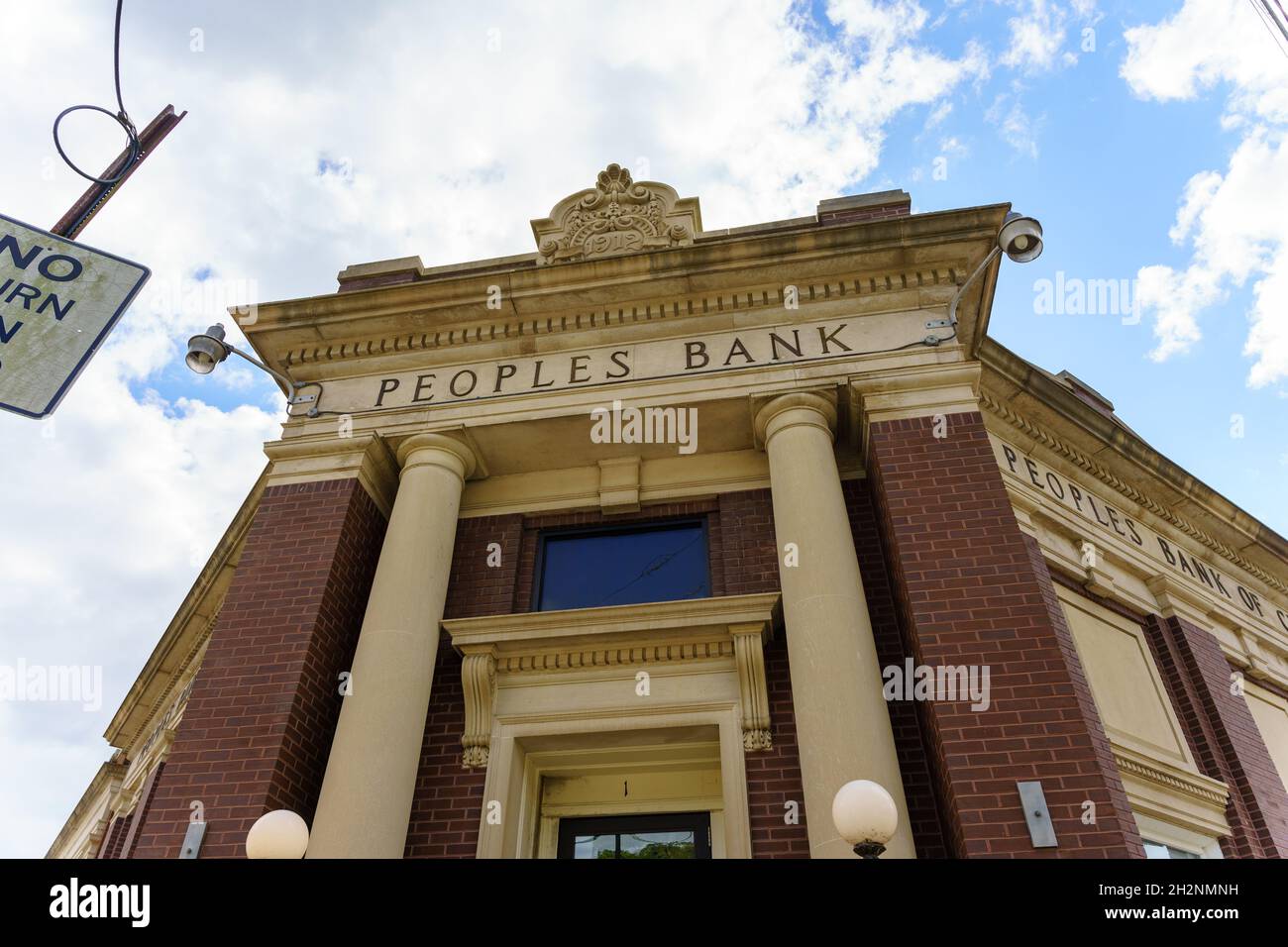 Glen Rock, Pennsylvania, USA - 17 ottobre 2021: Il Peoples Bank Building nel centro storico di Gen Rock. Foto Stock