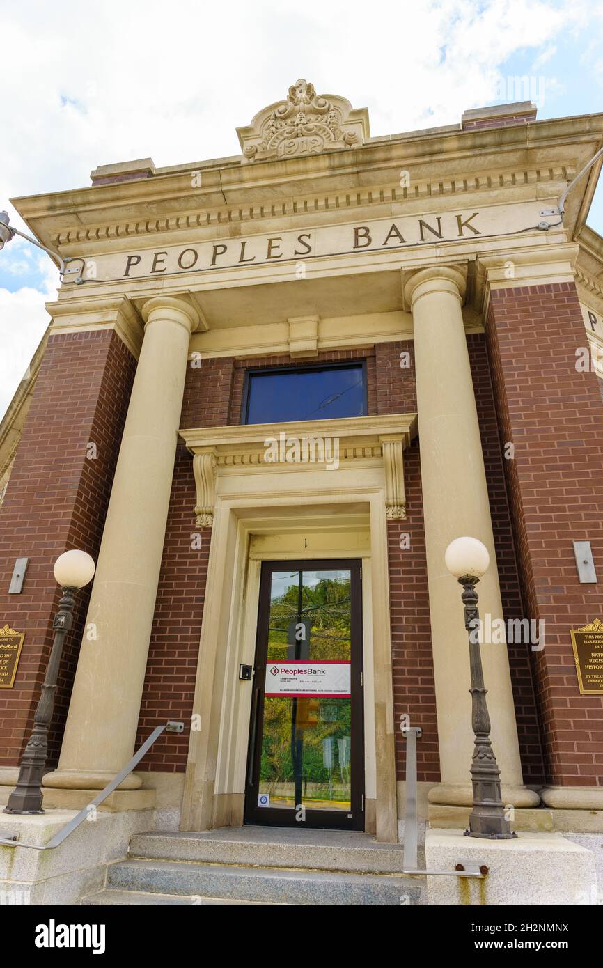 Glen Rock, Pennsylvania, USA - 17 ottobre 2021: Il Peoples Bank Building nel centro storico di Gen Rock. Foto Stock