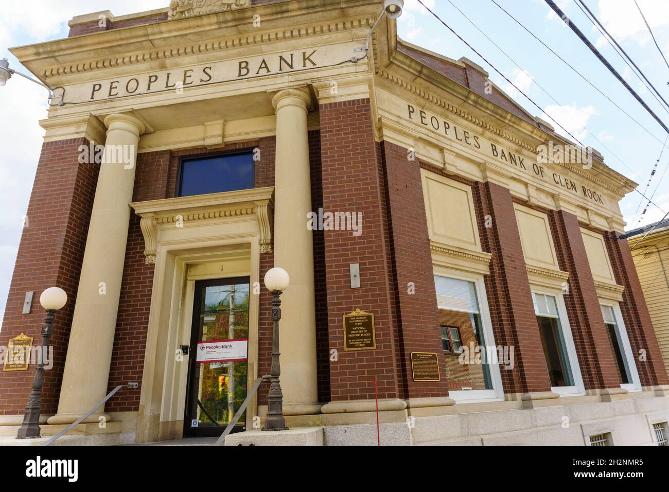 Glen Rock, Pennsylvania, USA - 17 ottobre 2021: Il Peoples Bank Building nel centro storico di Gen Rock. Foto Stock