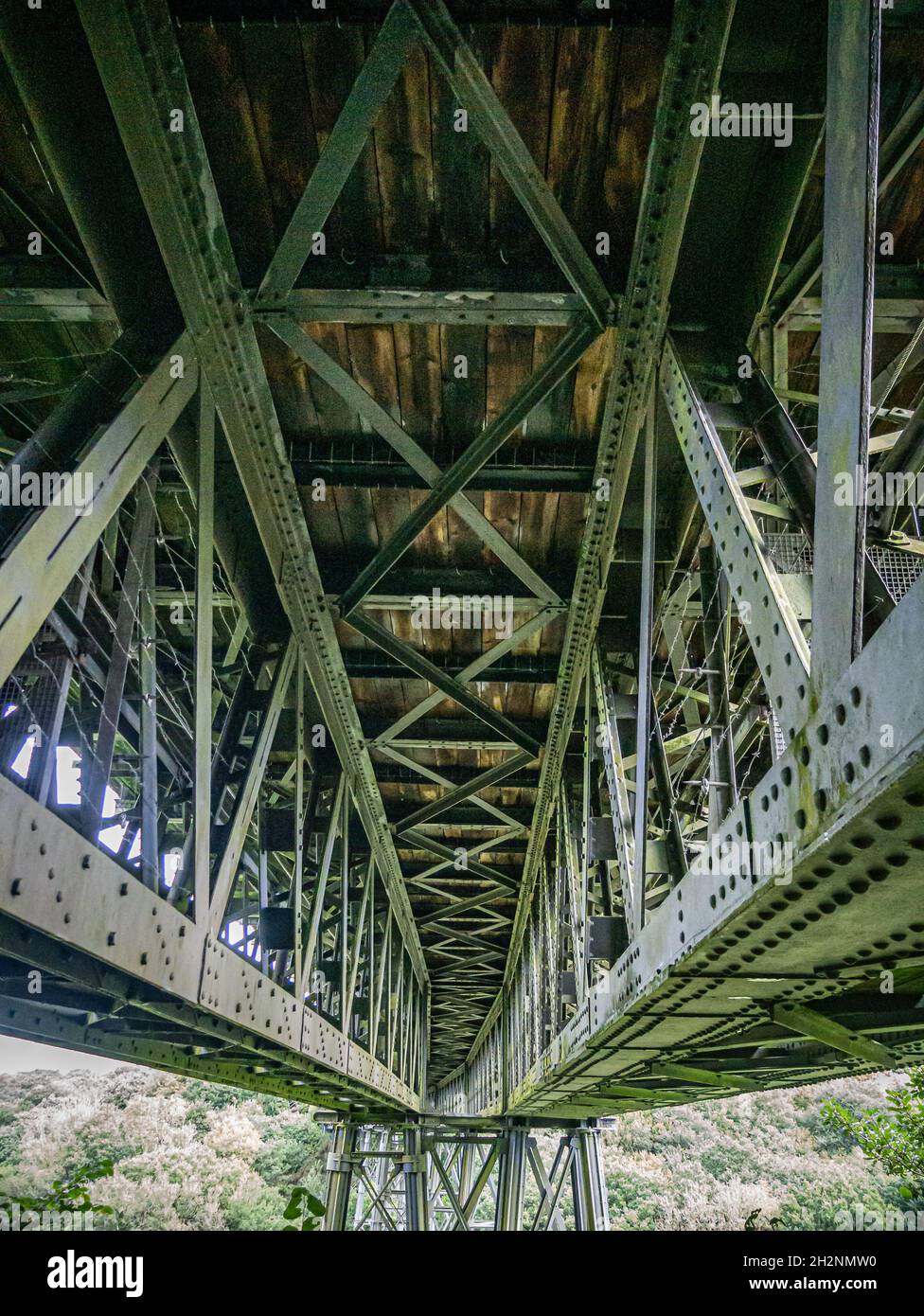 Travi in acciaio che sostengono un ponte ferroviario Foto Stock