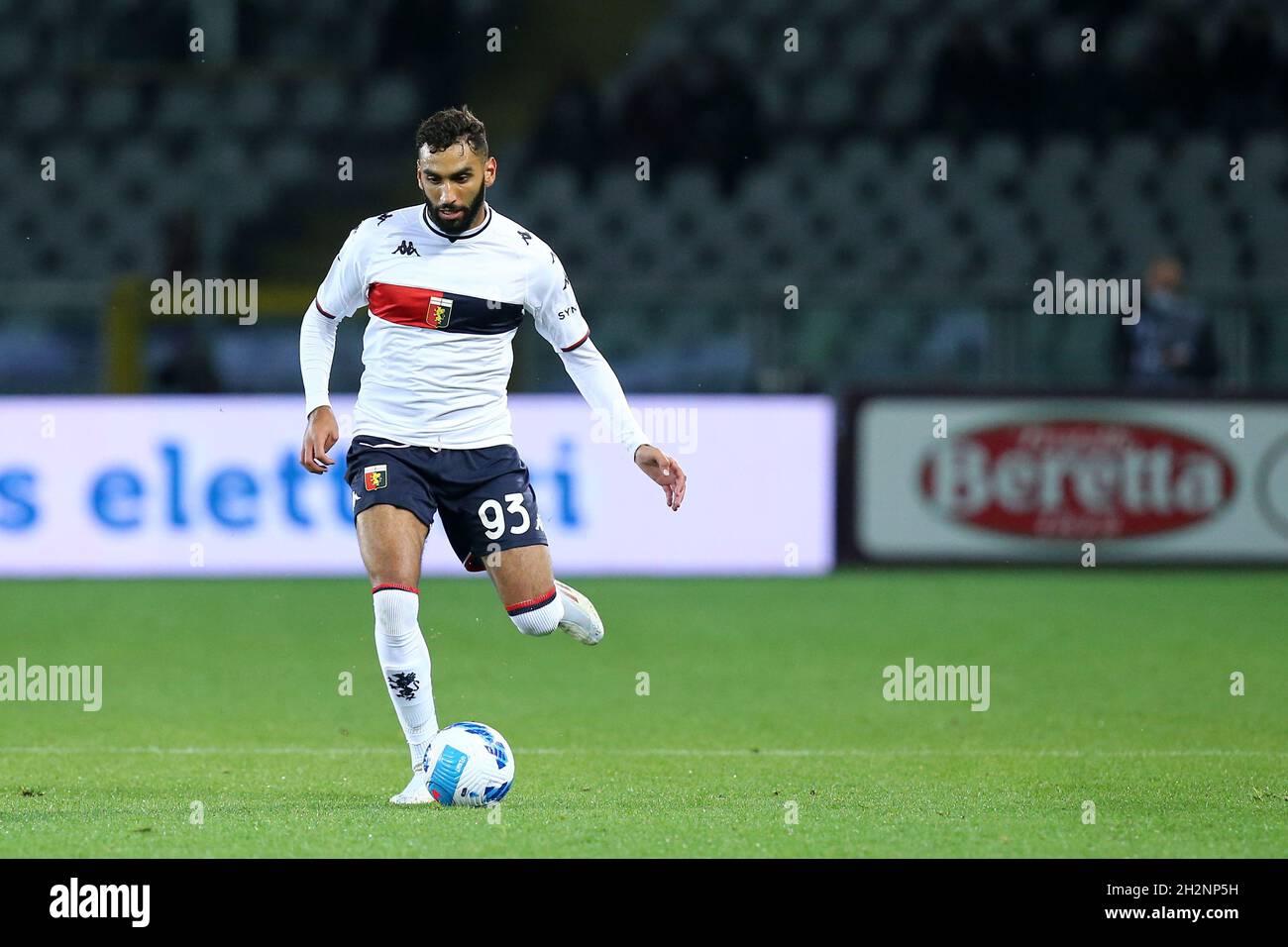 Mohamed Fares di Genova il CFC controlla la palla durante la Serie A match tra Torino FC e Genova CFC allo Stadio Olimpico il 22 ottobre 2021 a Torino. Foto Stock