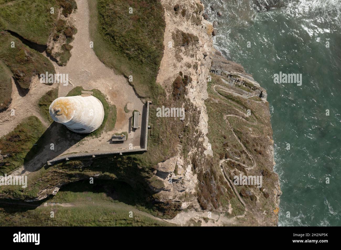 Veduta aerea del vecchio faro conosciuto come il 'pepperpot' a Portreath, Cornovaglia, Regno Unito Foto Stock