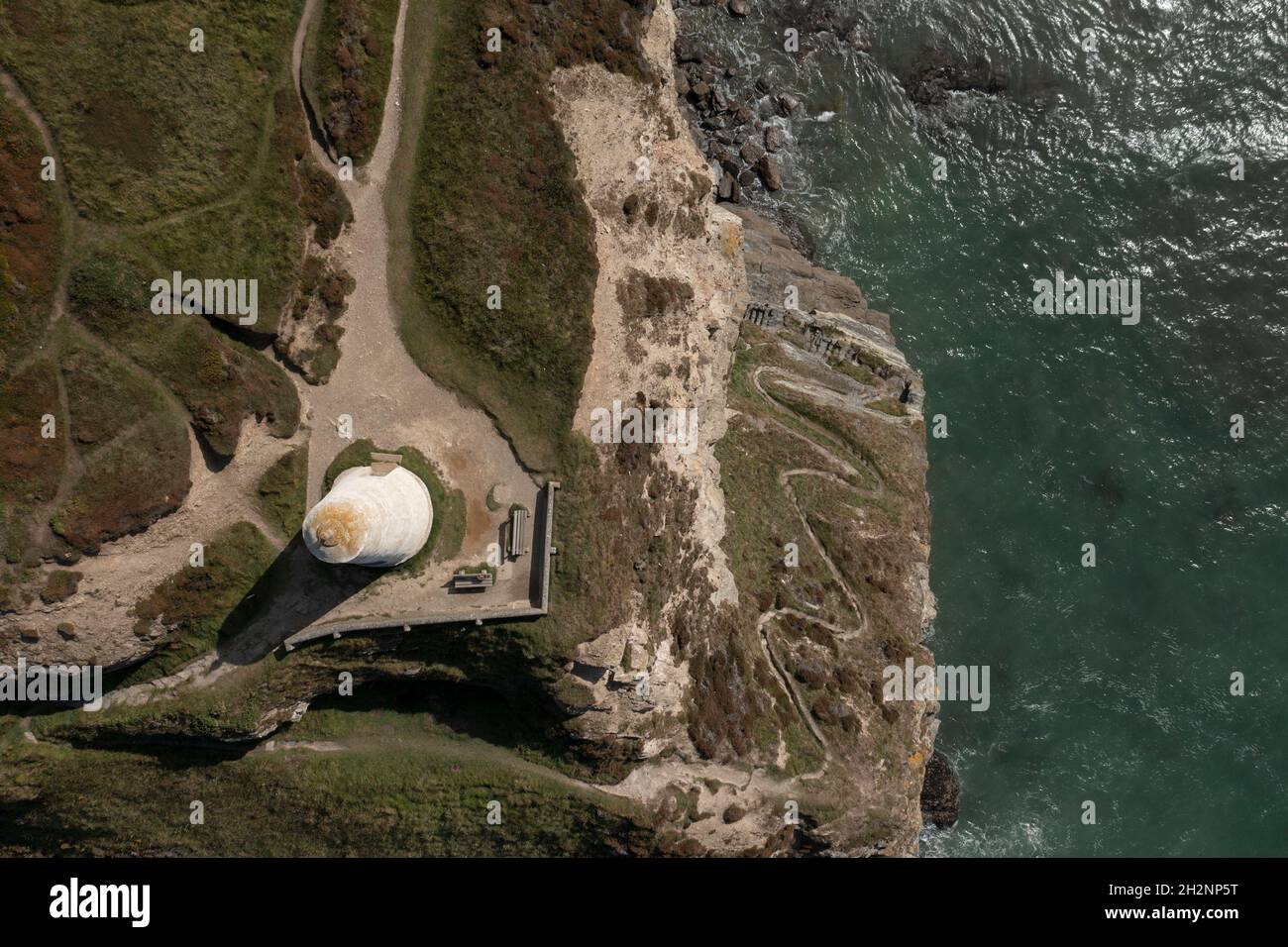 Veduta aerea del vecchio faro conosciuto come il 'pepperpot' a Portreath, Cornovaglia, Regno Unito Foto Stock