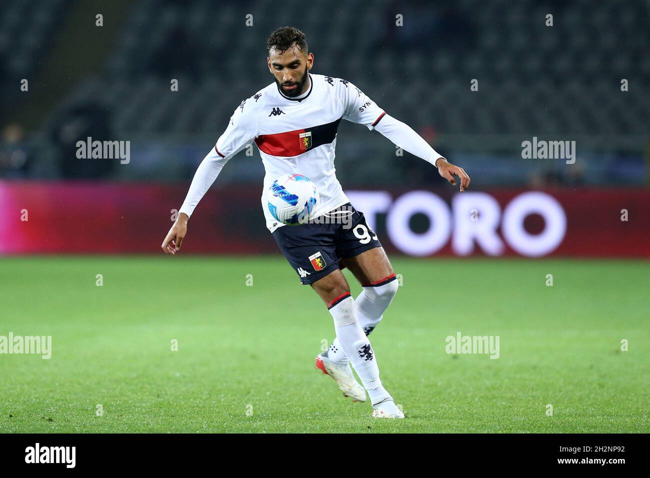 Mohamed Fares di Genova il CFC controlla la palla durante la Serie A match tra Torino FC e Genova CFC allo Stadio Olimpico il 22 ottobre 2021 a Torino. Foto Stock