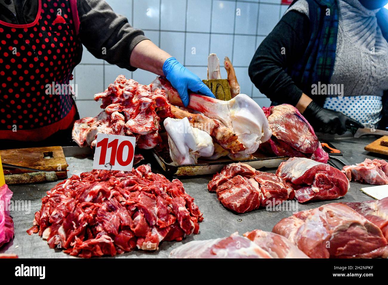 Non esclusiva: ZAPORIZHZHZHIA, UCRAINA - 21 OTTOBRE 2021 - Una stalla di carne è raffigurata come gli esperti della polizia nazionale e del servizio statale di Ukra Foto Stock