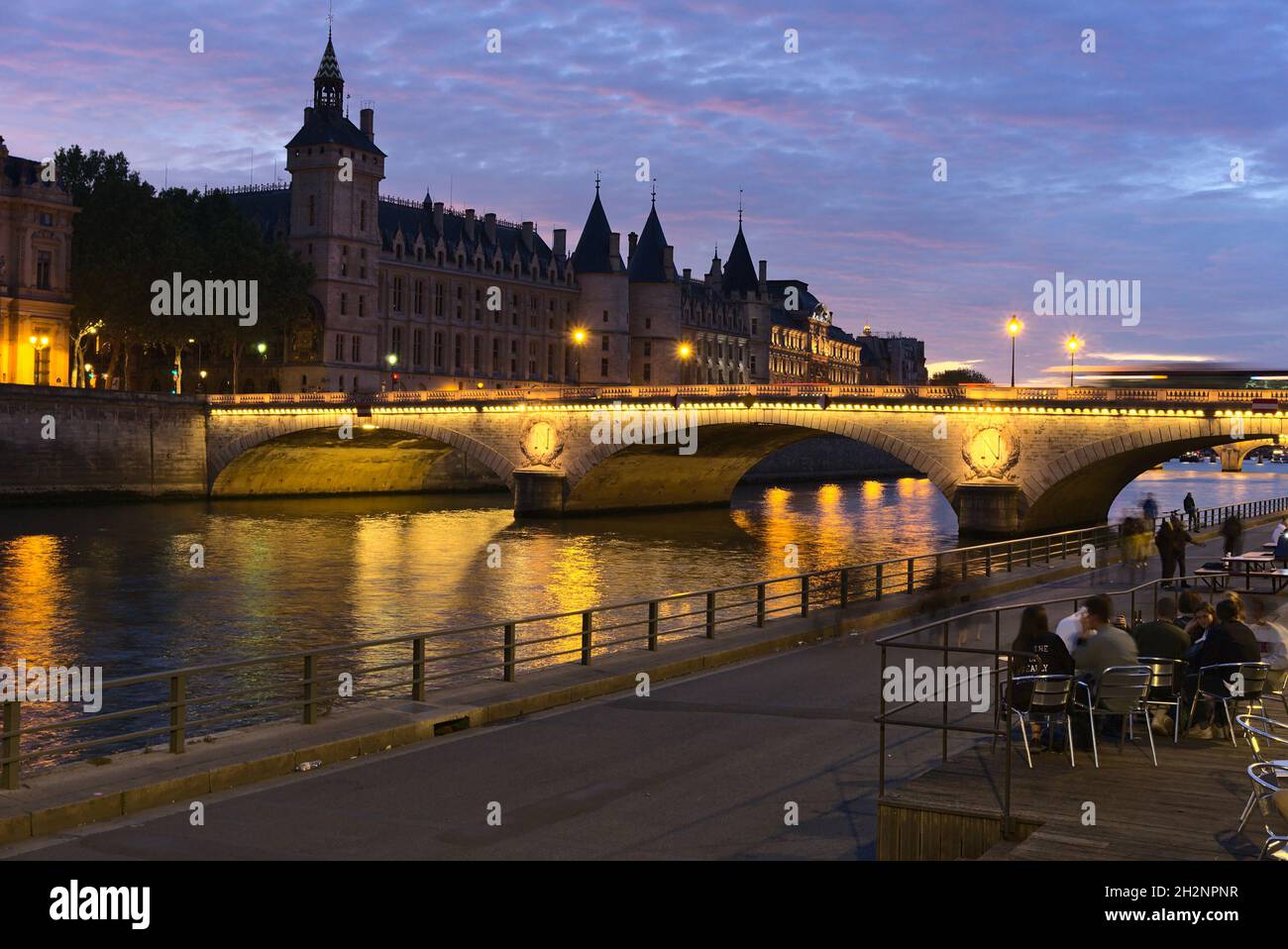 PARIGI, FRANCIA - 01 ottobre 2019: Il ponte Pont au Change a Parigi in serata, Francia. Torri di Conciergerie sono visibili sul lato sinistro Foto Stock