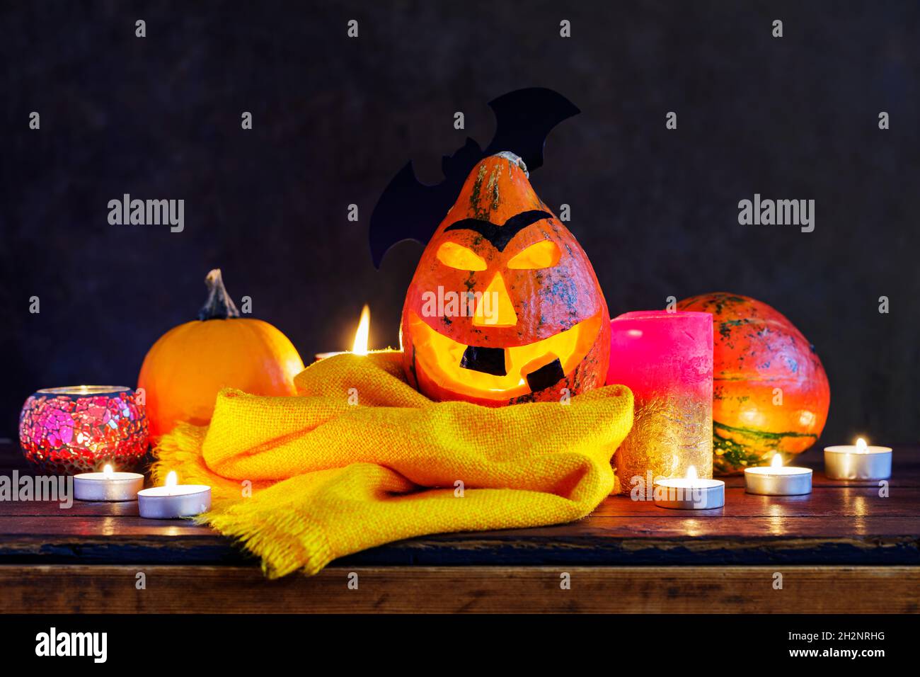 Zucca di Halloween con candele accese su sfondo scuro. Halloween sorridi zucca e occhi spaventosi. Decorazioni di Halloween Foto Stock