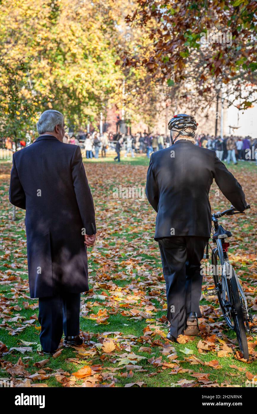 Sir John Major e Boris Johnson camminano attraverso St James Park, Londra Foto Stock