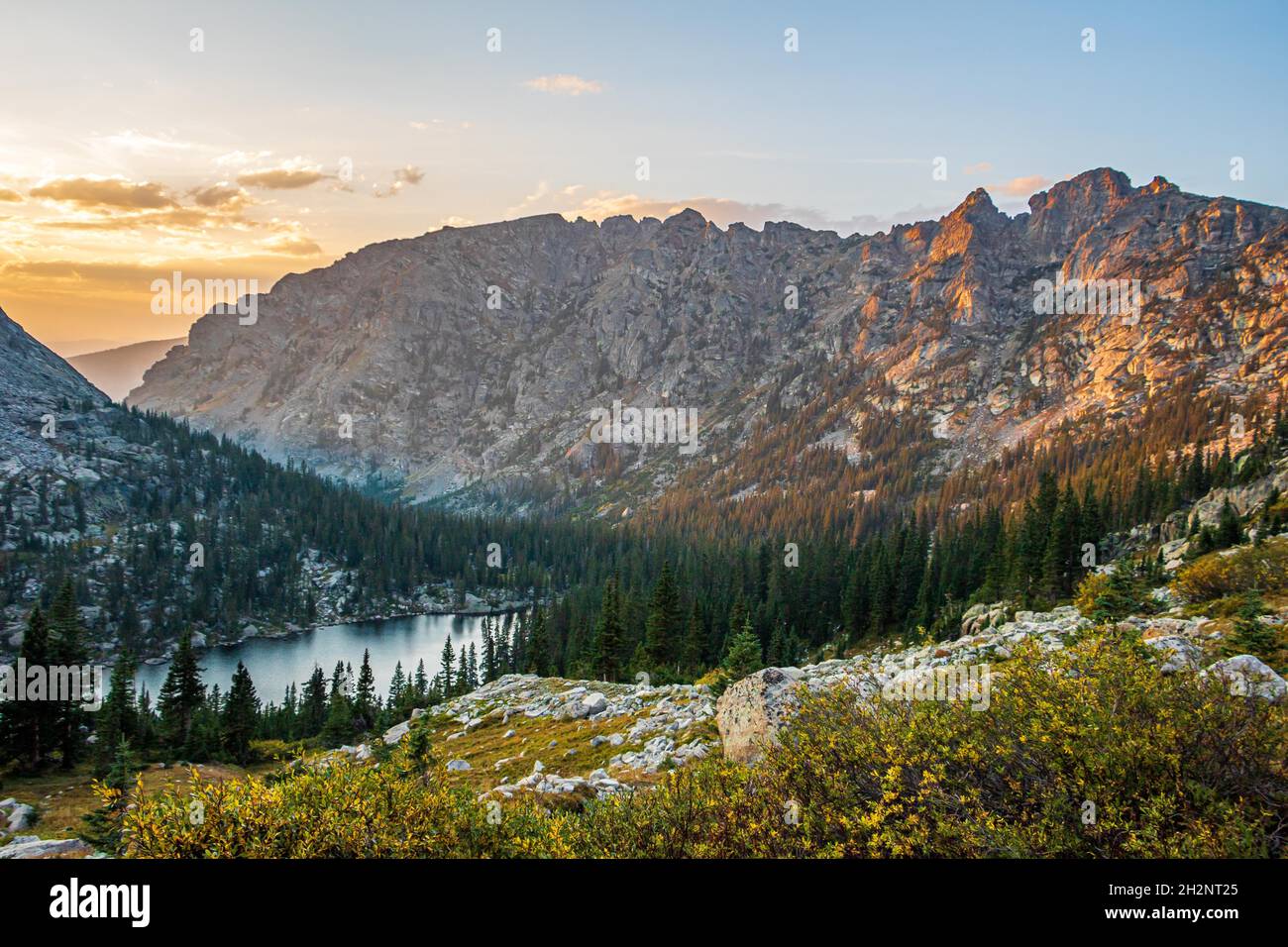 Aspro bacino di montagna con lago alpino durante il tramonto nelle Montagne Rocciose, Colorado, Stati Uniti Foto Stock