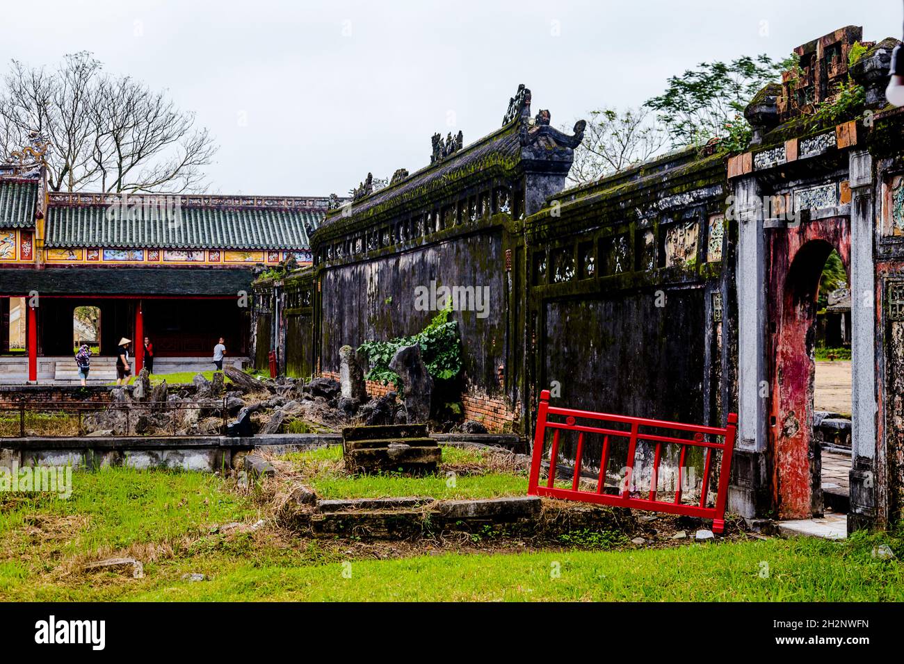 All'interno delle mura della Cittadella con un cortile e un edificio di storia culturale Vietnam. Foto Stock