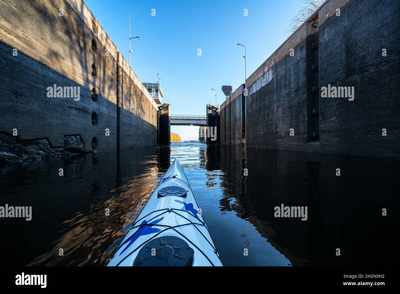 Kayak nel canale di Saimaa, alle porte chiuse di Mustola, Lappeenranta, Finlandia Foto Stock