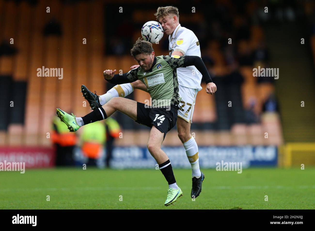 Lewis Cass di Port vale (a destra) e Noah Chilvers di Colchester United combattono per la palla durante la partita della Sky Bet League Two al vale Park di Stoke. Data foto: Sabato 2 ottobre 2021. Foto Stock