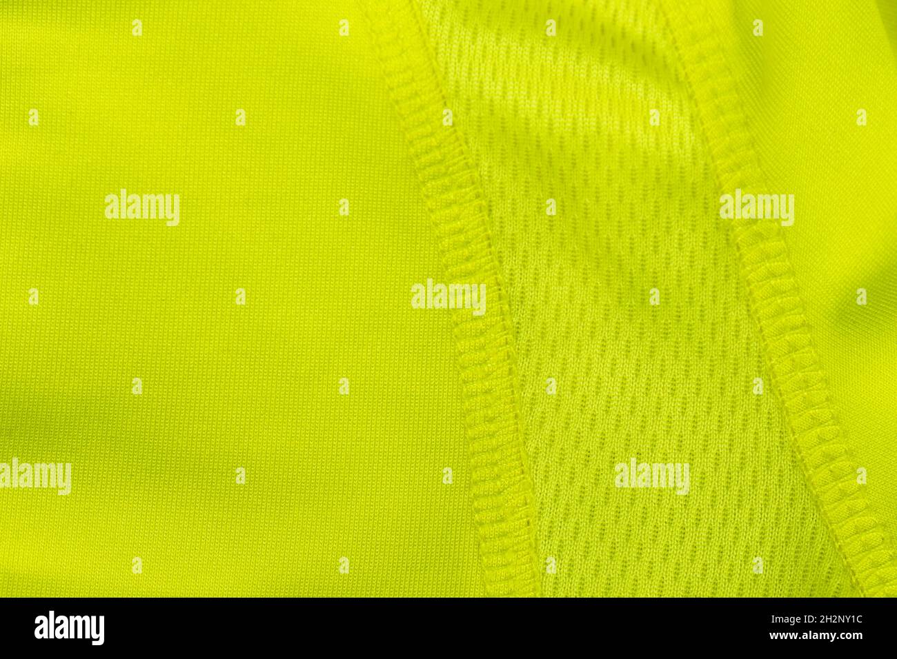 Un pezzo di tessuto sintetico verde con rete per lo sport. Foto Stock