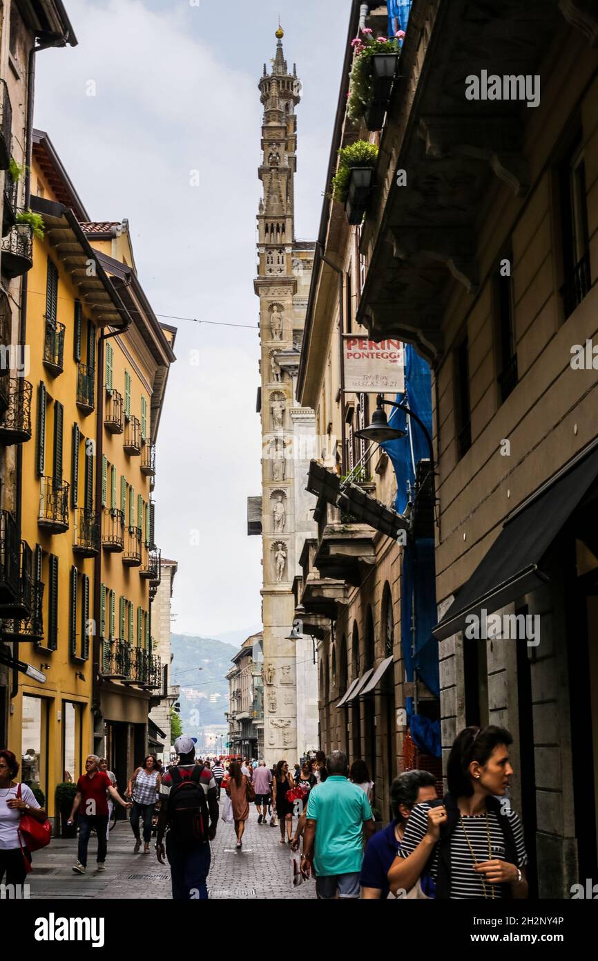 Como, Italia - 15 giugno 2017: Vista delle persone a piedi nel centro di Como Foto Stock