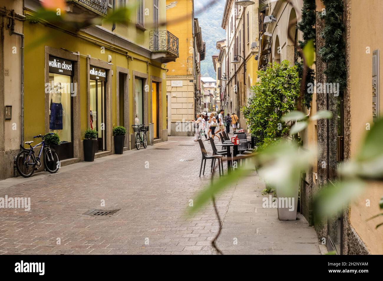 Como, Italia - 14 giugno 2017: Vista delle persone a piedi nel centro della città Foto Stock