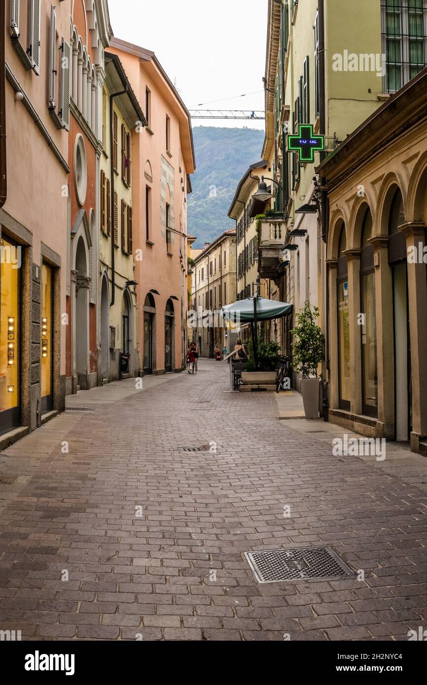 Como, Italia - 14 giugno 2017: Vista delle persone a piedi nel centro di Como Foto Stock