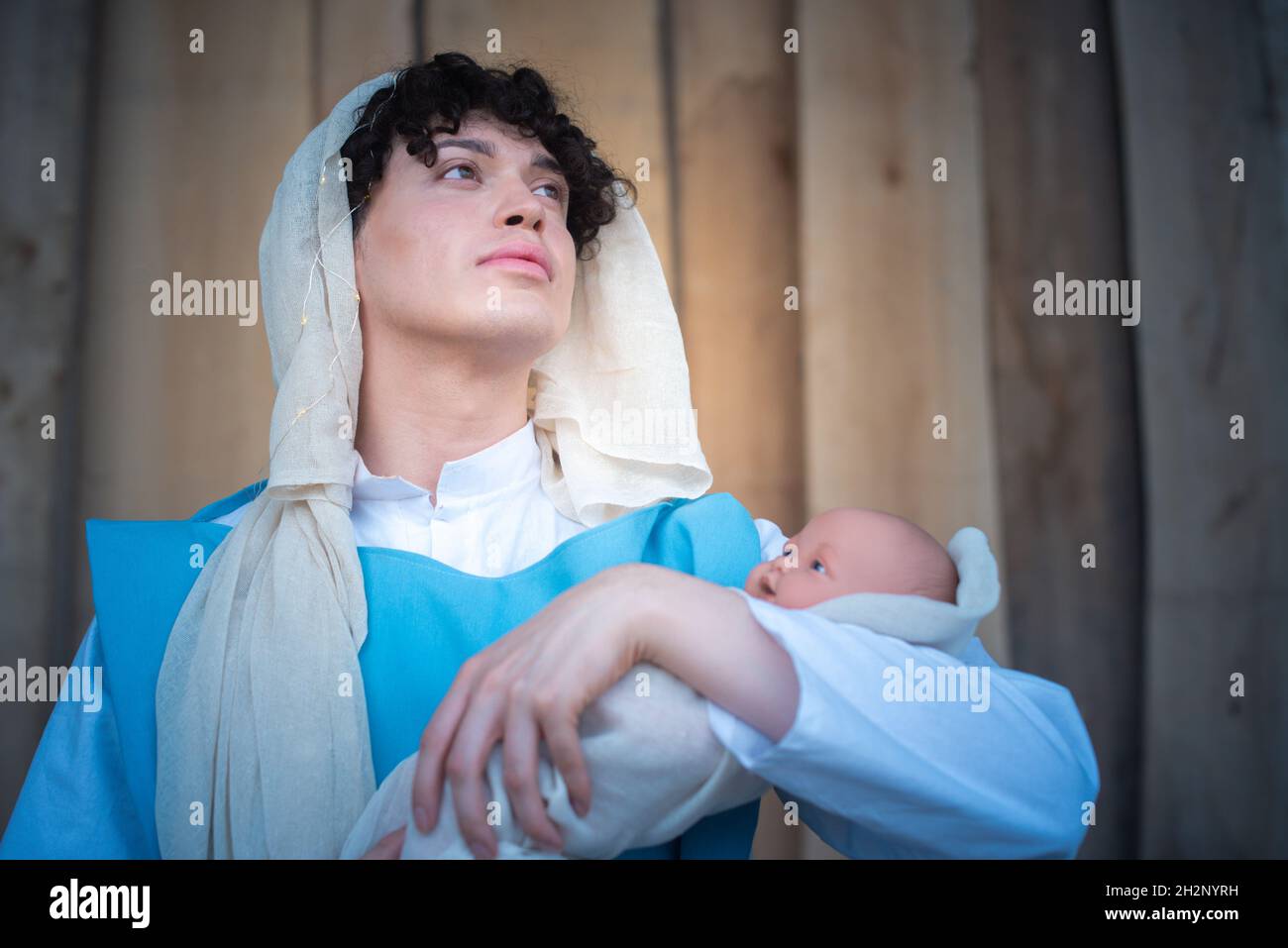 Ritratto di una vergine androgina maria che tiene il bambino gesù Foto Stock