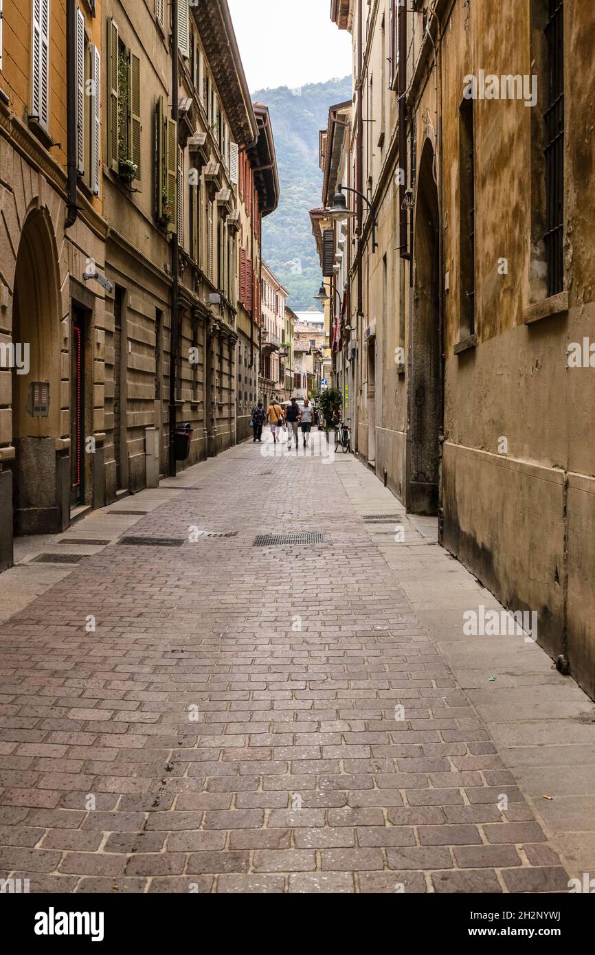Como, Italia - 14 giugno 2017: Vista delle persone a piedi nel centro della città Foto Stock