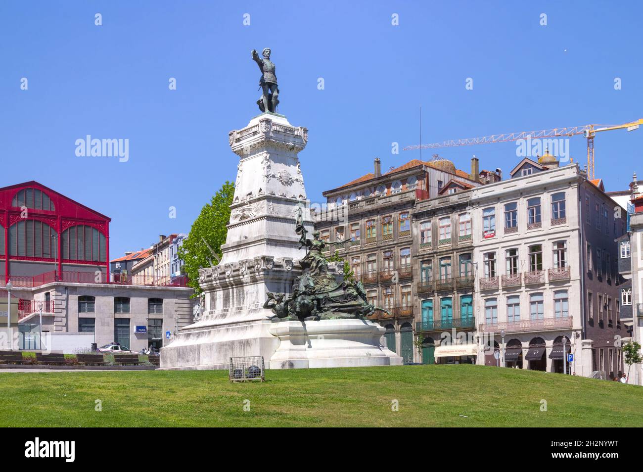 Porto, Portogallo - 15 giugno 2018: Statua del Principe Enrico il Navigatore su Piazza Infante Dom Henrique Foto Stock