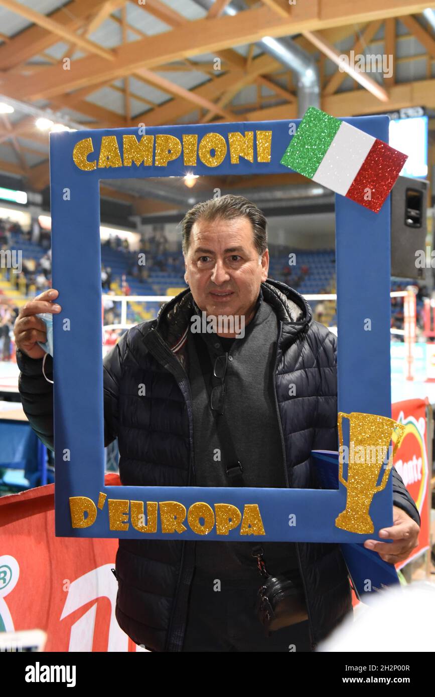 Civitanova Marche, Italia. 23 ottobre 2021. Ferdinando De Giorgi (commissario tecnico della squadra italiana di pallavolo maschile) durante le Semifinali - Cucine Lube Civitanova vs vero Volley Monza, Pallavolo Italina Supercup uomini a Civitanova Marche, Italia, Ottobre 23 2021 Credit: Agenzia indipendente di Foto/Alamy Live News Foto Stock