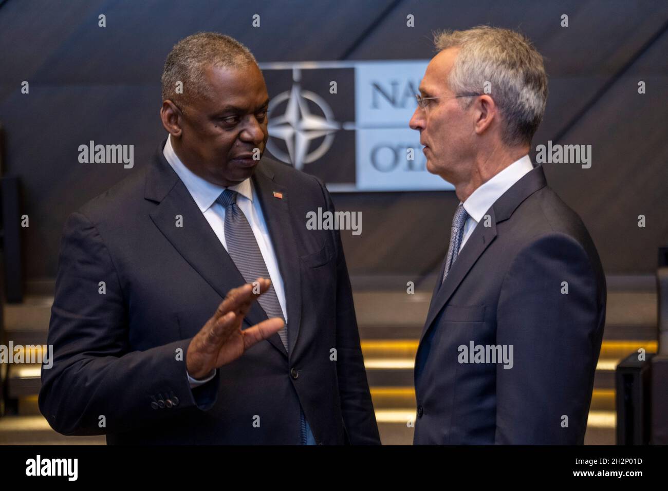 Bruxelles, Belgio. 22 Ottobre 2021. Austin III, Segretario della Difesa degli Stati Uniti, chiacchierò con il Segretario Generale della NATO Jens Stoltenberg prima dell'inizio della riunione ministeriale della difesa della NATO, il 22 ottobre 2021 a Bruxelles, Belgio. Credit: Chad McNeeley/DOD/Alamy Live News Foto Stock