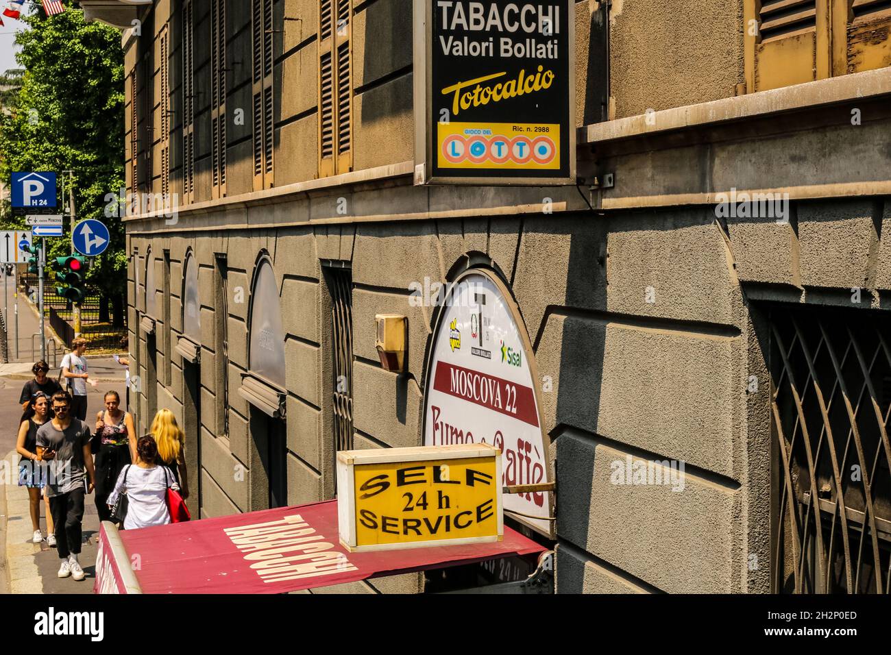 Milano, Italia - 13 giugno 2017: Vista dall'autobus delle persone a piedi dal tradizionale vecchio edificio nel centro della città Foto Stock