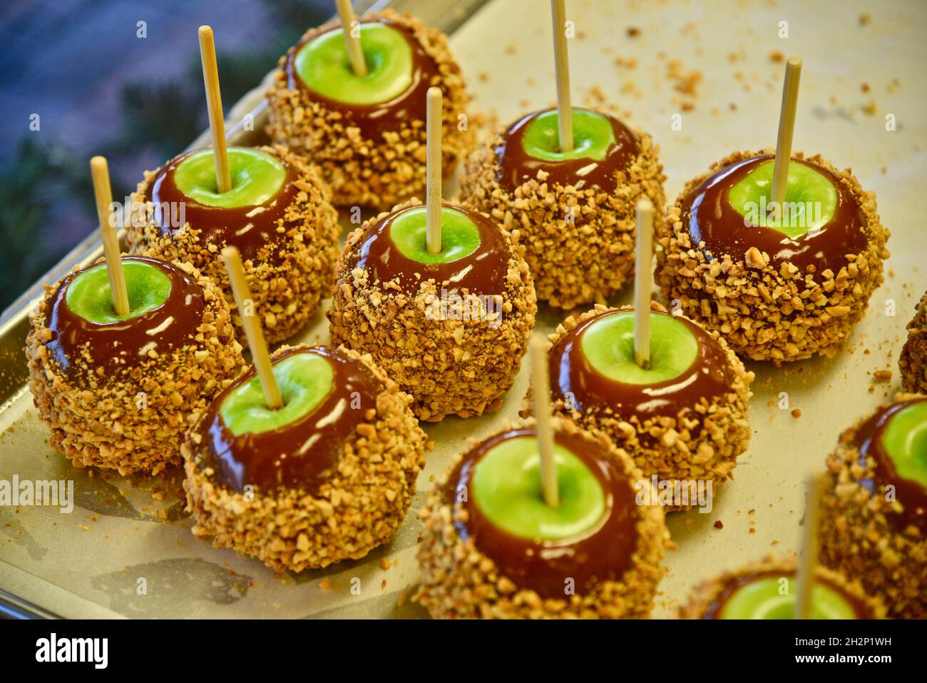 Mele al caramello preparate di recente con mele verdi, caramello e ricoperte con trita di arachidi sul vassoio, Pigeon Forge, Tennessee, USA. Foto Stock