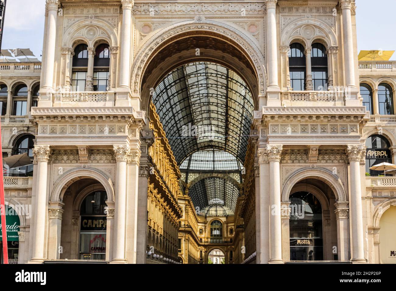 Milano, Italia - 13 giugno 2017: Ingresso della Galleria Vittorio Emanuele nel centro città Foto Stock