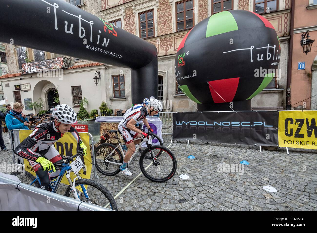 Lublino, Polonia - 24 maggio 2015: Moto City Street race Eliminator MTB - piloti che iniziano la gara Foto Stock