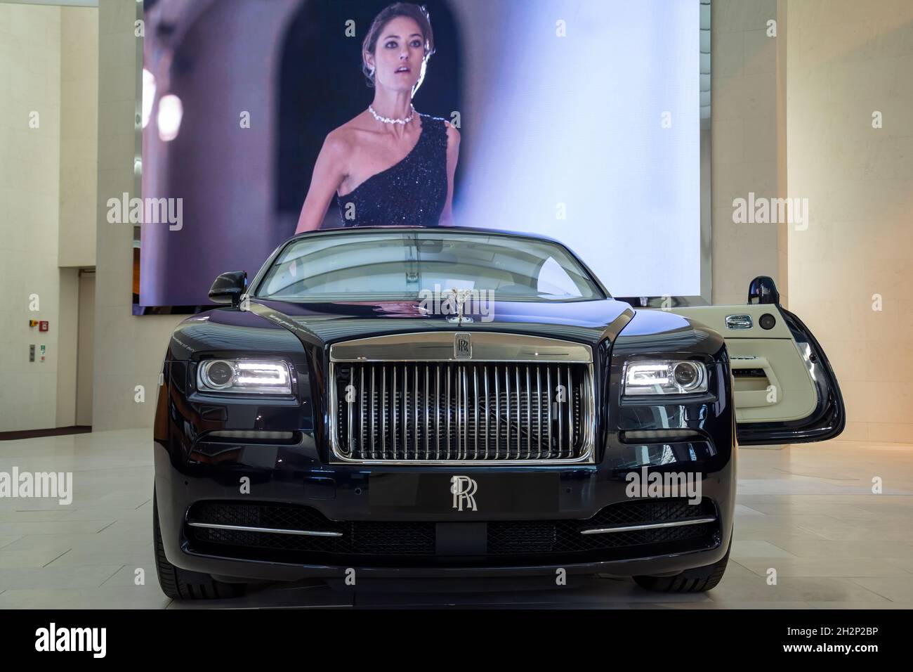 monaco di baviera, germania, aprile 30 2016. Presentazione di un Rolls Royce Wraith di lusso con una porta aperta e un modello del posto dietro nella BMW Welt Foto Stock