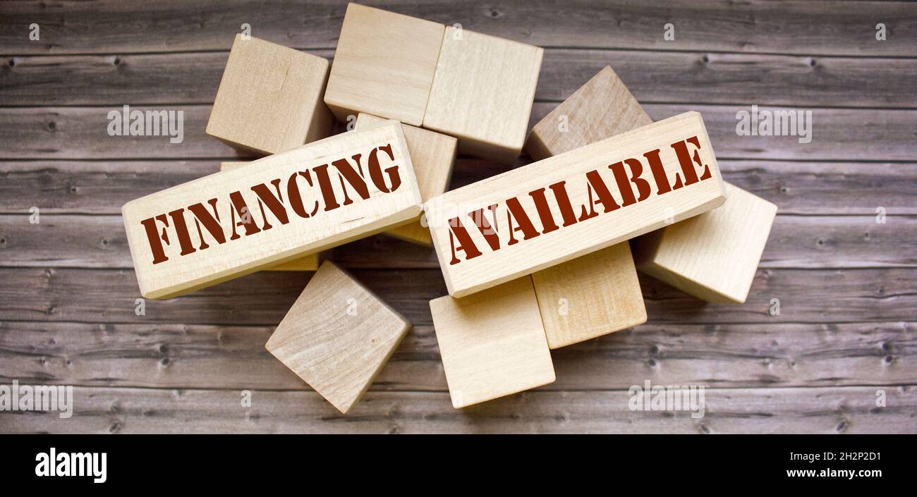 concetto aziendale. Su uno sfondo di legno blocchi con il testo di finanziamento disponibile Foto Stock