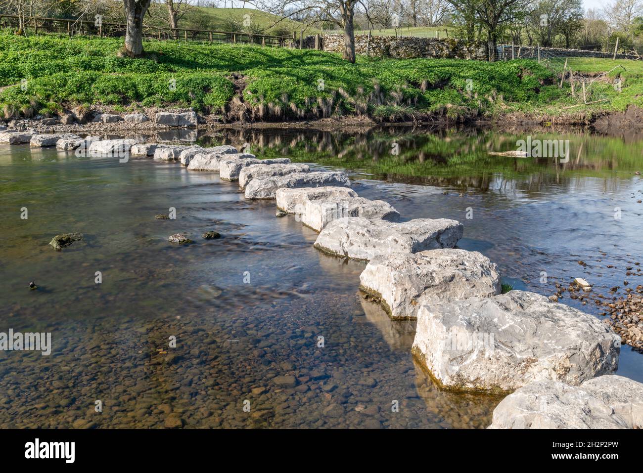 Pietre che attraversano il fiume Ure vicino a Thornton Rust a Wensleydale, nello Yorkshire Dales Foto Stock